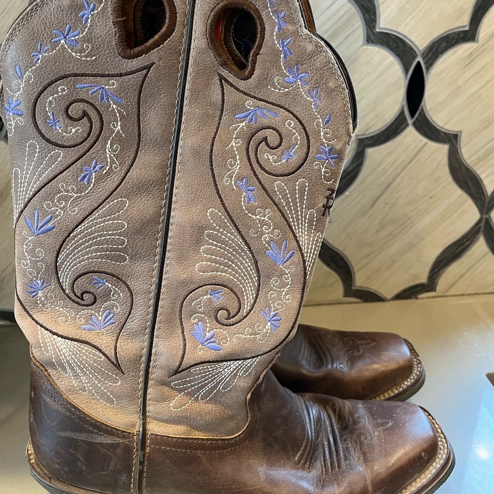 Tony Lama size 8.5 ladies. Great condition beautifully broken in, worn twice